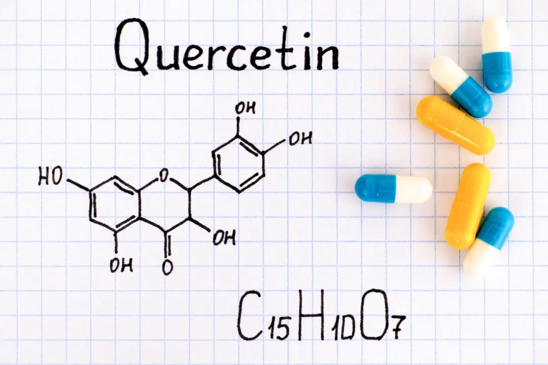 chemical formula of Quercetin with some pills